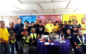  ??  ?? Harden (standing front, fifth right) and local SUPP members in a photo-call with members of Bikers Kental Club.