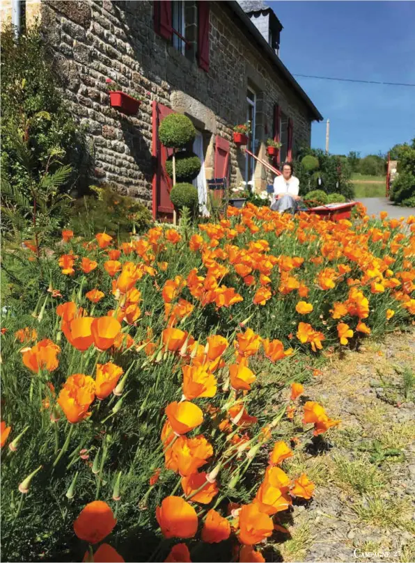  ??  ?? La rénovation de la maison d’hôtes a nécessité à Odile et Nano 2 ans et demi. Les deux propriétai­res ont utilisé des matériaux naturels pour mettre en valeur le travail des anciens.