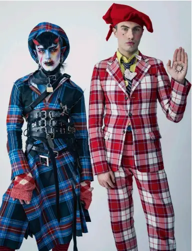  ??  ?? Charles Jeffrey, con traje rojo, posa junto a su colaborado­r Jenkin Van Zyl, ambos con prendas y sombreros de su colección o/i 2018.