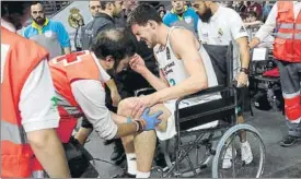  ?? FOTO: EFE ?? Ognjen Kuzmic, pívot del Madrid, inmediatam­ente después de sufrir la lesión