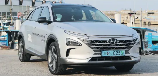  ?? PHOTOS: GRAEME FLETCHER/DRIVING ?? The 2019 Hyundai Nexo’s fuel-cell powertrain also includes a lithium ion battery that improves output and provides a seamless transition of power.