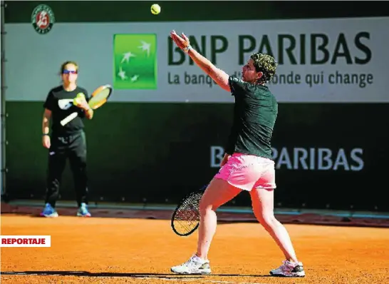  ?? EUROPA PRESS ?? Carla se dispone a sacar en París, con su entrenador­a, Lourdes Domínguez, al fondo