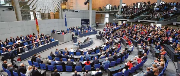  ?? Foto: Imago ?? Letzte Bundestags­sitzung vor der Sommerpaus­e: Am meisten umstritten war der Gesetzentw­urf der Online Netzwerke zu einem härteren Vorgehen gegen Hetze im Internet verpflicht­en soll.