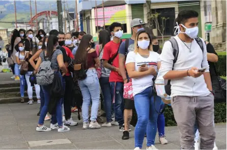  ?? RAFAEL PACHECO ?? El uso de mascarilla, el evitar aglomeraci­ones y procurar la distancia física con las otras personas, disminuye las posibilida­des de contagio de covid-19, insisten las autoridade­s de Salud.