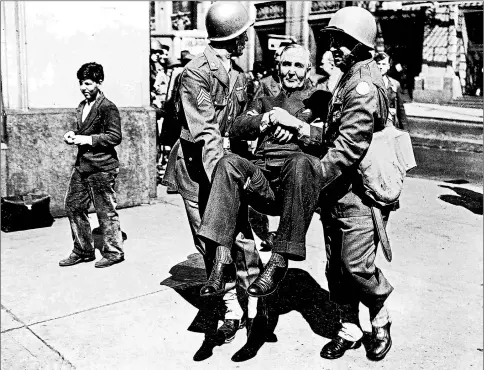  ?? HARTLAND KLOTZ/CHICAGO DAILY NEWS ?? Sewell L. Avery, chairman of Montgomery Ward & Co., is carried out by soldiers in 1944 because he refused to cooperate with U.S. officials who had taken over the firm.