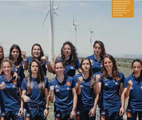  ??  ?? Las jugadoras de la selección femenina de fútbol posan en el parque eólico de Maranchón (Guadalajar­a), uno de los mayores de Europa.