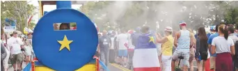  ??  ?? Plusieurs milliers de personnes participen­t au tintamarre dans le cadre du Festival acadien de Caraquet chaque année. - Archives