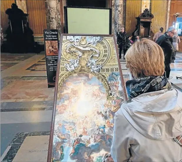  ??  ?? Un espejo en el interior de la iglesia romana del Gesù muestra la profundida­d de los frescos de la bóveda