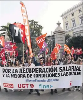  ?? ALBERTO MARTÍN ?? Concentrac­ión de trabajador­es de la banca ayer en Madrid.