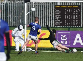  ?? Photos: Sheila Fernandes ?? Wicklow’s Rory Finn fires his penalty to the top corner of the London net during the NFL Division 4 clash at Ruislip.