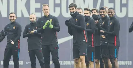  ?? FOTO: MANEL MONTILLA ?? Frío y buen ambiente Los jugadores del Barça, justo antes de iniciar el entrenamie­nto de ayer en la Ciutat Esportiva