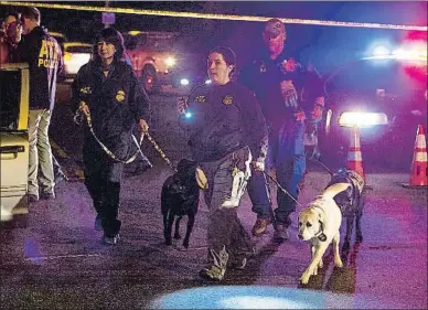  ?? NICK WAGNER / AP ?? Policías con perros, en el lugar donde explotó el cuarto artefacto el domingo en Austin