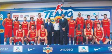  ?? FOTO: EFE ?? Diversos instantes de la presentaci­ón de la selección española para el Eurobasket, que tuvo lugar ayer en un hotel de Madrid. Pau Gasol, Juan Carlos Navarro y el selecciona­dor, Sergio Scariolo, tomaron la palabra, además de Jorge Garbajosa, presidente...