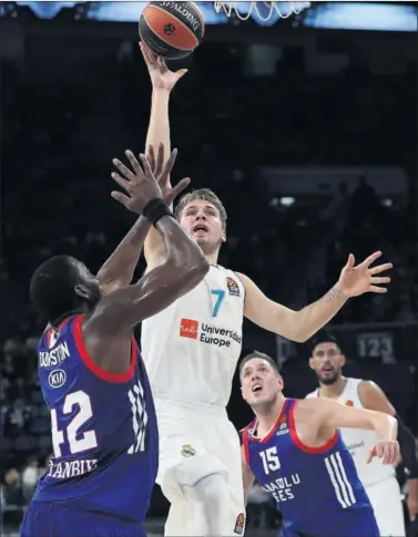  ??  ?? RÉCORD PERSONAL. Luka Doncic (27 puntos) supera a Dunston.