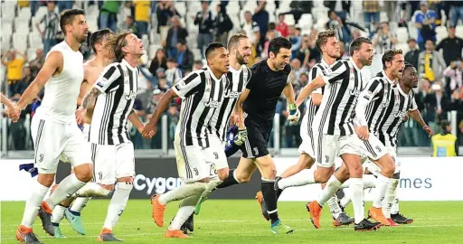  ?? MASSIMO PINCA/REUTERS ?? MAKIN DEKAT: Pemain Juventus merayakan kemenangan atas Bologna di Allianz Stadium, Turin, kemarin. Kemenangan itu memperbesa­r peluang Juve meraih scudetto.