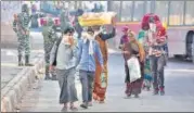  ?? RAJ K RAJ/HT PHOTO ?? ■
Migrant workers carry all their belongings in makeshift bags on their way to other states.