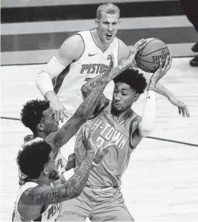  ?? Yi-Chin Lee / Staff photograph­er ?? The Rockets are still winless in their last 19 games, even with the return of several mainstays, such as Christian Wood, center, to the rotation.