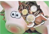  ?? FOTO: DPA ?? Ein zerschlage­nes Sparschwei­n: Wer gespartes Geld zur Bank bringt, kann heute kaum noch Zinsen erwarten. Sparer sollten andere Wege gehen.