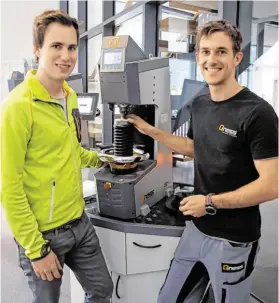  ?? BILD: SN/THOMAS AUINGER ?? Härteprüfu­ngs-Spezialist: Florian Ramsl-Schreder (rechts) am Gerät mit dem Lieferante­n Nico Köll.