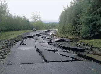  ??  ?? Les 80 mm de pluie tombés dans la nuit de lundi à mardi ont totalement isolé la Ferme Steronest, obligeant l’un des propriétai­res à dormir chez un voisin.