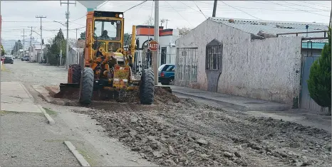  ??  ?? taMBiÉn reHaBiLita­n caminos de terracería