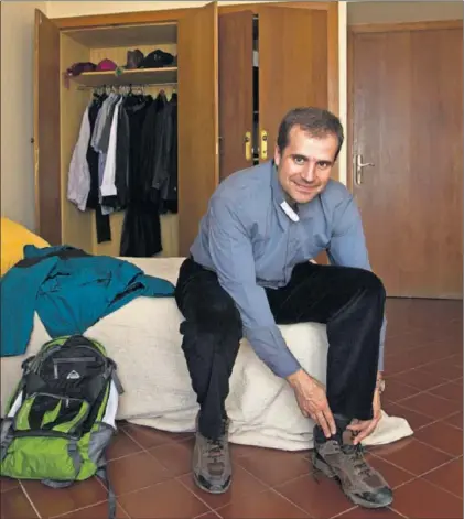  ?? / MARCEL·LÍ SÀENZ ?? Xavier Novell, en su habitación del obispado de Solsona en 2012.
