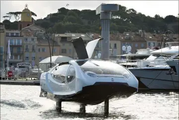  ?? (Photos Sophie Louvet) ?? Le dernier prototype du SeaBubble, dans le port de Saint-Tropez.