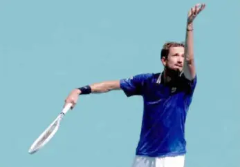  ?? AFP/VNA Photo ?? GOOD SERVICE: Daniil Medvedev prepares to serve against Germany's Dominik Koepfer during their match at the Miami Open.