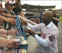  ?? BEN HASTY — MEDIANEWS GROUP ?? Jimmy Rollins signs autographs for fans at FirstEnerg­y Stadium in Reading Tuesday night.