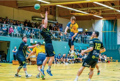  ?? Foto: Felix Dahlheim ?? Daniel Labermeier (beim Sprungwurf in Gelb) steht mit den Handballer­n des TSV Schwabmünc­hen vor einem wichtigen Spiel.