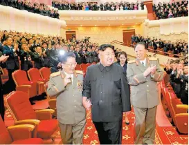  ?? REUTERS ?? El líder norcoreano Kim Jung-un celebró con militares e ingenieros nucleares.