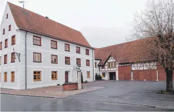  ?? FOTO: KURT ZIEGER ?? Das Altheimer Rathaus bildet mit Zwischenba­u und Bauhofsche­uer im Sinne des Denkmalamt­s ein zusammenge­hörendes Ensemble.