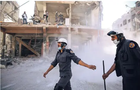  ?? FOTO: AFP ?? Im Oktober 2016 suchen Weißhelme nach einem Luftangrif­f auf die Rebellenho­chburg Duma nach Verletzten.