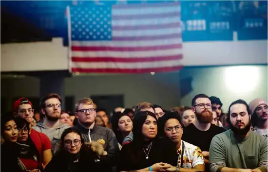  ?? Mike Segar/Reuters ?? Moradores acompanham discurso do pré-candidato democrata Bernie Sanders na cidade de Cedar Rapids, em Iowa