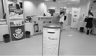  ?? Foto: Ángel García ?? Kunden müssen am Correos-Schalter jetzt tiefer in die Tasche greifen.