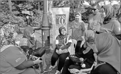  ??  ?? Irwan Serigar (standing second right) looks on as Nadirah (standing right) discusses with participan­ts before launching the event. — Bernama photo