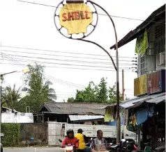  ??  ?? Photo shows a shop selling fuel in a rural bazaar.