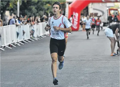  ?? EMMANUEL BRIANE-LA NUEVA. ?? Rudolf, en acción, recorriend­o las calles de Bahía. Juan Ignacio fue uno de los atletas locales más destacados de 2018.