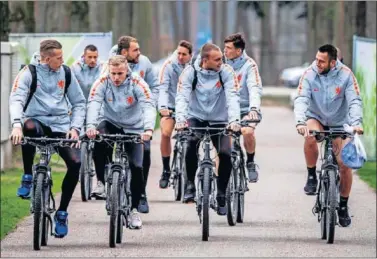  ??  ?? EN BICICLETA. La selección holandesa disfrutó de un paseo en la previa del partido..