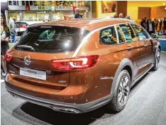  ??  ?? Ein Auto fürs Grobe – und ausnahmswe­ise kein E Auto: Opel präsentier­t unter ande rem den Insignia Country Tourer.