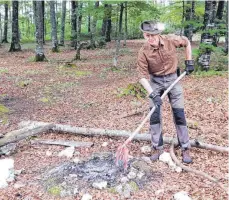  ?? FOTO: HAUS DER NATUR ?? Armin Hafner beseitigt gemeinsam mit Markus Ellinger in den nächsten Tagen wilde Feuerstell­en im Naturpark Obere Donau.