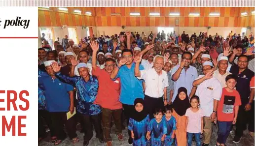  ?? PIC BY NAZIRUL ROSELAN ?? Felda chairman Tan Sri Shahrir Abdul Samad (centre, in white) with Felda Lakum settlers at a meetand-greet session in Temerloh yesterday.