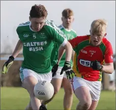  ??  ?? Luke Hunt of Kilross Gaels on a solo run to evade Cian Byrne.