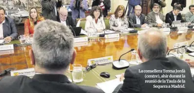  ?? Andrea Zamorano / ACN ?? La consellera Teresa Jordà (centre), ahir durant la reunió de la Taula de la Sequera a Madrid.