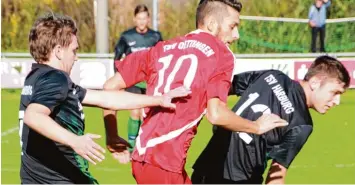  ?? Foto: Dieter Mack ?? Wenn du mich zupfst, zupf ich deinen Kumpel: Der Oettinger Sebastian Schneller (rotes Trikot) versucht sich gegen die Harburger Steffen Schoefer (links, zweifacher Torschütze) und Samuel Lanzer zu behaupten.