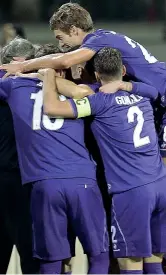  ??  ?? Festa Abbraccio di gruppo per i giocatori della Fiorentina, da ieri sera soli al comando della serie A (Getty Images)