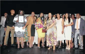  ?? Izithombe: MOTSHWARI MOFOKENG ?? I-GREENFIELD­S Child and Youth Developmen­t Centre ethole iGold Award ihalalisel­wa nguNgqongq­oshe woMnyango wezokuThut­hukiswa koMphakath­i uNkk Weziwe Thusi neNhloko yoMnyango uNksz Nokuthula Khanyile