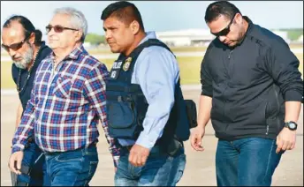  ??  ?? 墨西哥一名涉及經濟犯­罪的前省長（左二）被從義大利遣送到德州。 （移民暨海關執法局發布）