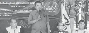  ?? ?? AMANAT: Gira menyampaik­an ucapannya pada Majlis Perasmian Tapak Rumah Panjang Baharu Rumah Harrison Mihai, Ulu Sungai Tebelian, Stapang dekat Sibu, baru-baru ini. Turut kelihatan (dari kiri) Chat, Surang dan Ngalai.