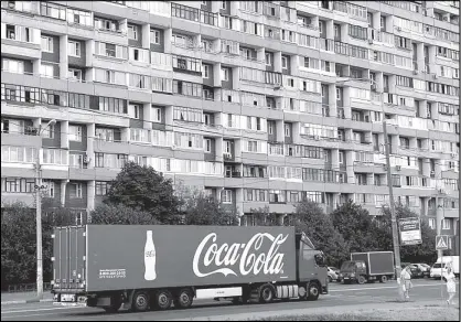  ?? REUTERS ?? A truck transports bottles from the Coca-Cola company on the outskirts of Moscow.